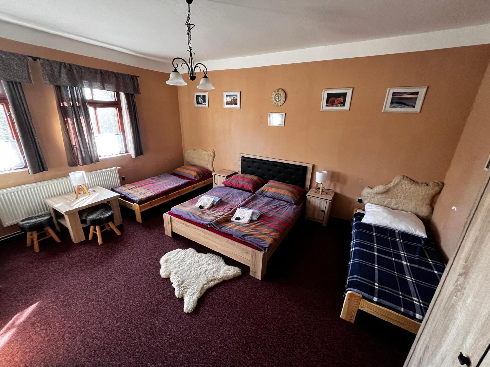 Restaurace A Penzion Vlci Jama Horní Blatná Exterior foto
