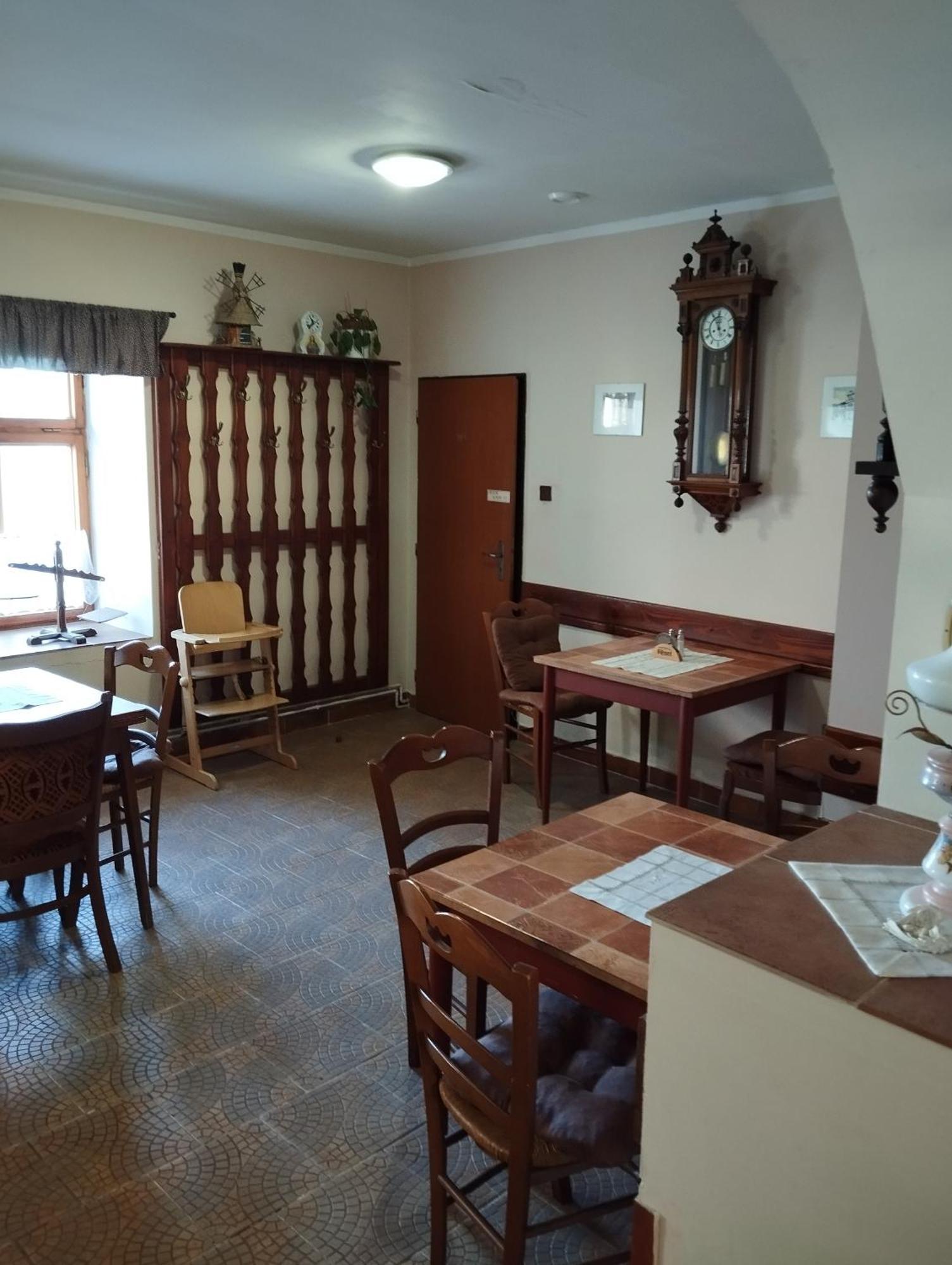 Restaurace A Penzion Vlci Jama Horní Blatná Exterior foto
