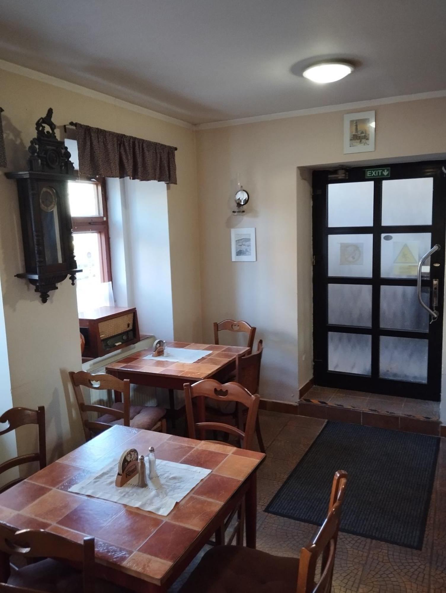 Restaurace A Penzion Vlci Jama Horní Blatná Exterior foto