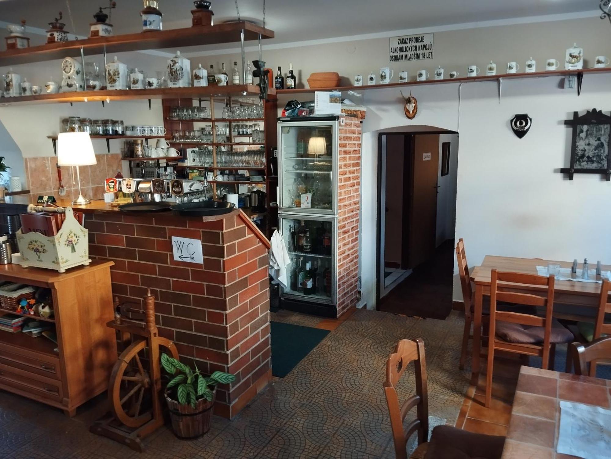 Restaurace A Penzion Vlci Jama Horní Blatná Exterior foto